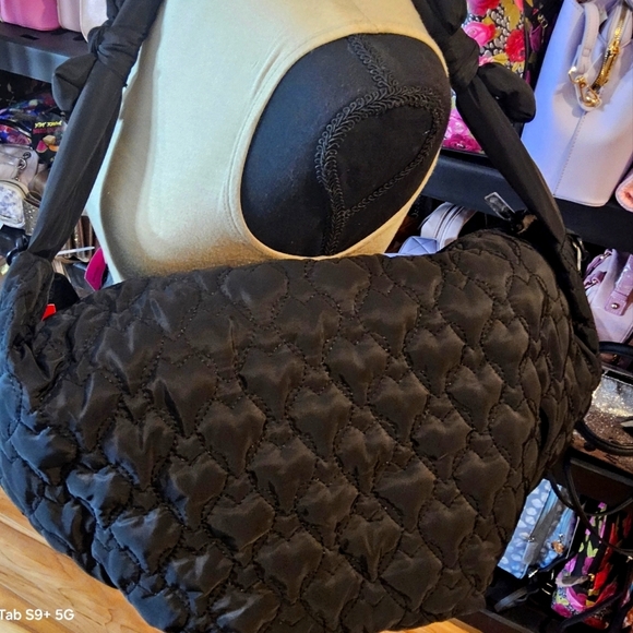 BETSEY JOHNSON BLACK NYLON QUILTED HEARTS XLARGE SLING BAG w/BOWS - Picture 8 of 12